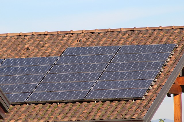 לוחות סולאריים על הגג הפרטי: תנו לשמש לעבוד בשבילכם