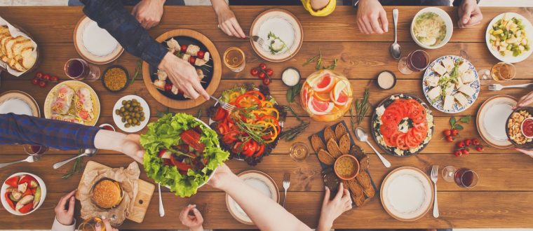 איך לארח חברים בבית בקלות: כל מה שהורים צריכים לדעת על אירוח נעים