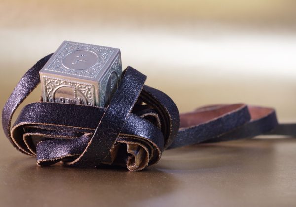 מחיר תפילין לבר מצווה: מה משפיע עליו, איך לבחור וממה להיזהר?