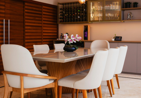 עיצוב קיר פינת אוכל – רעיונות ליצירת מוקד ויזואלי בבית