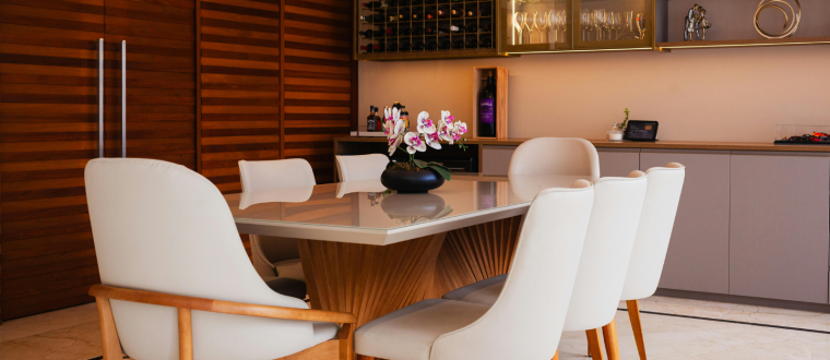 עיצוב קיר פינת אוכל – רעיונות ליצירת מוקד ויזואלי בבית